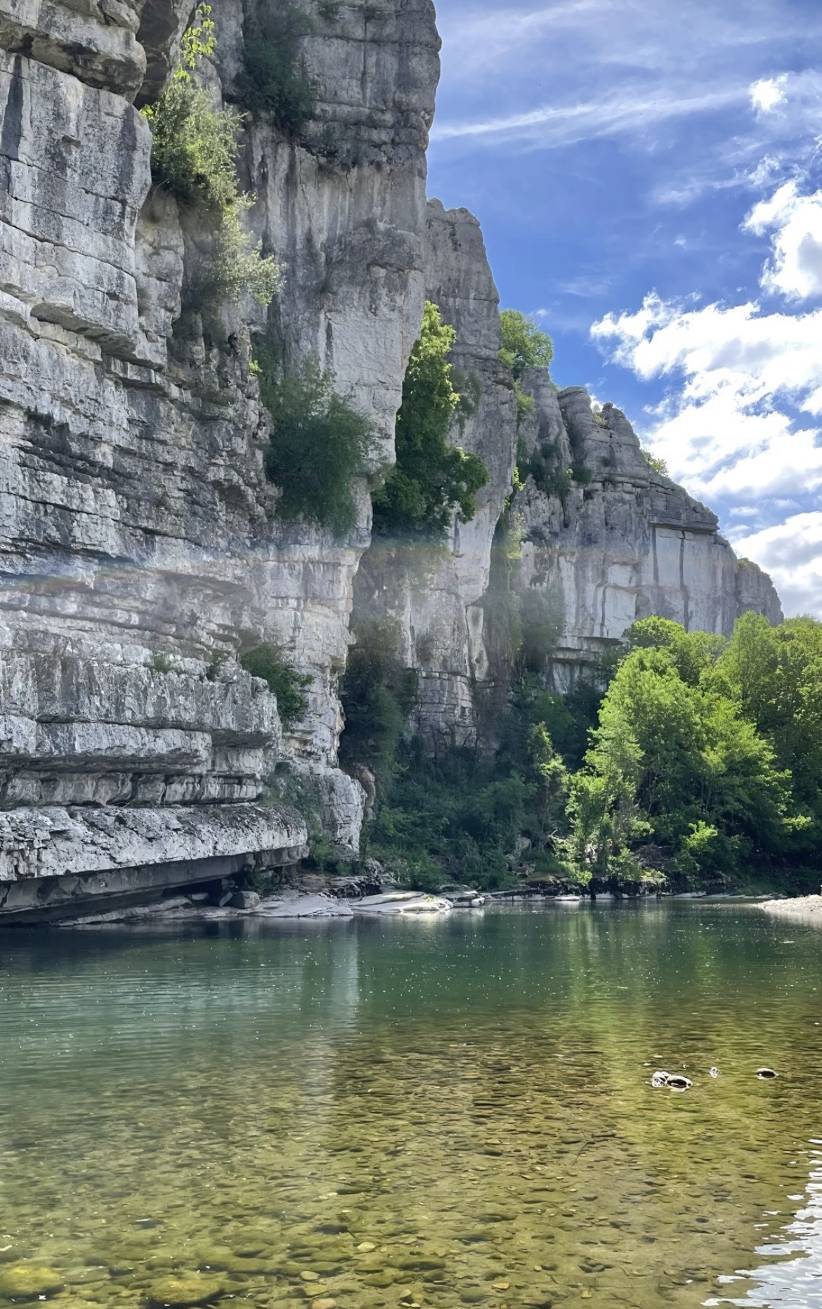 Falaises et eau claire en Ardèche