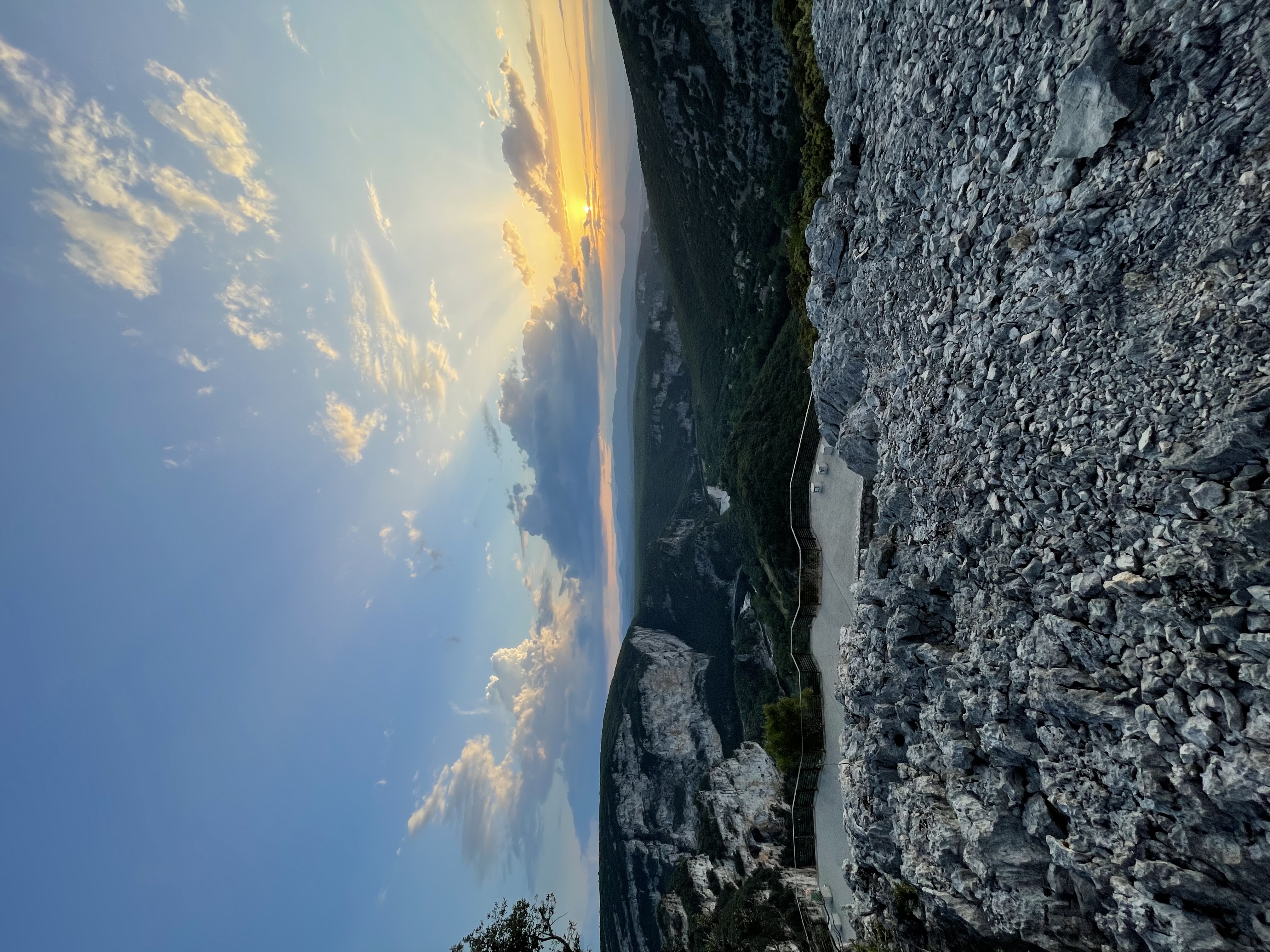 Point de vue rocheux au coucher du soleil