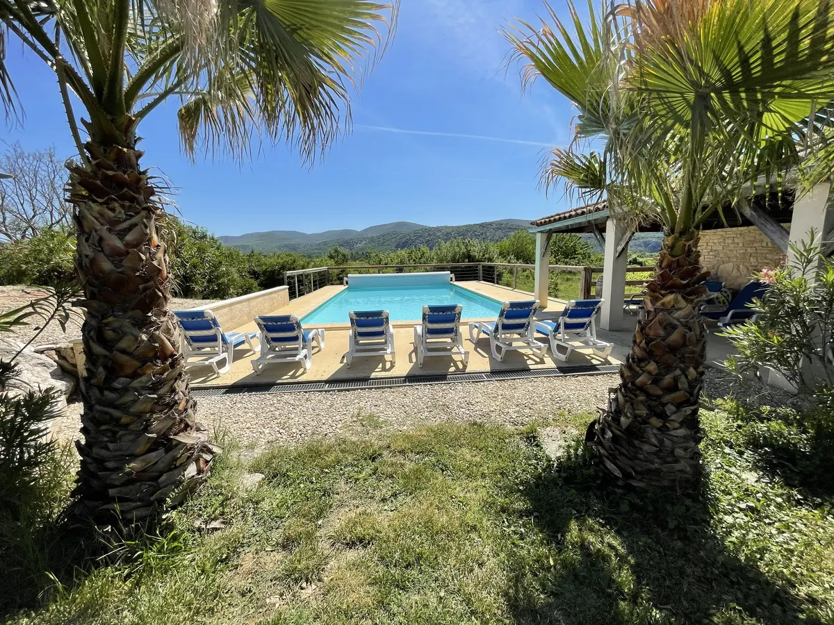 Oversigt over Villa Vallon I og dens swimmingpool