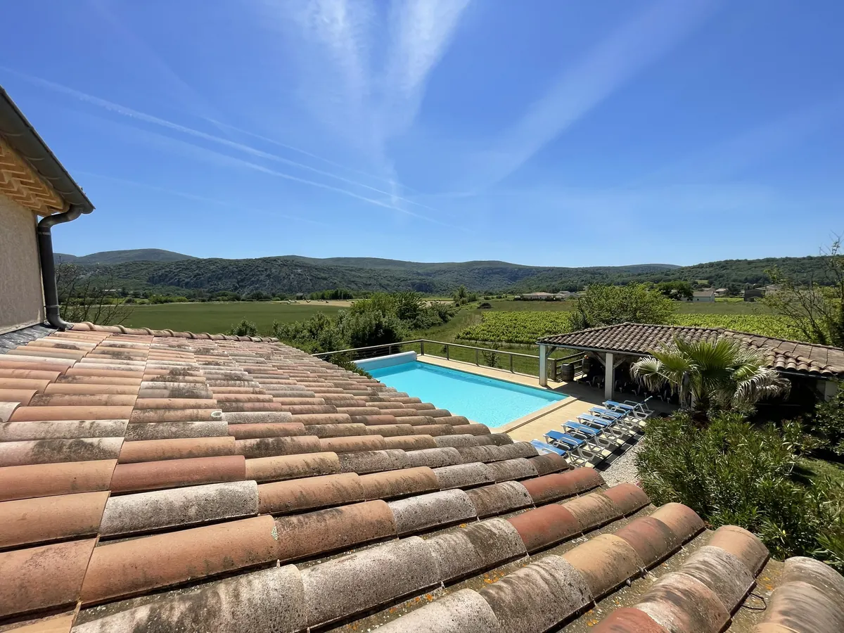 Panorama over swimmingpoolen og Ardèche-bakkerne