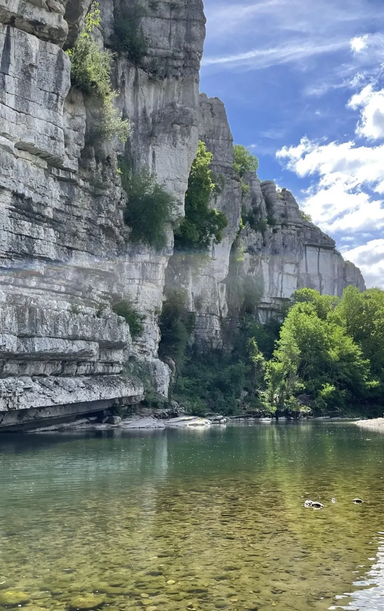 Falaises et eau claire en Ardèche