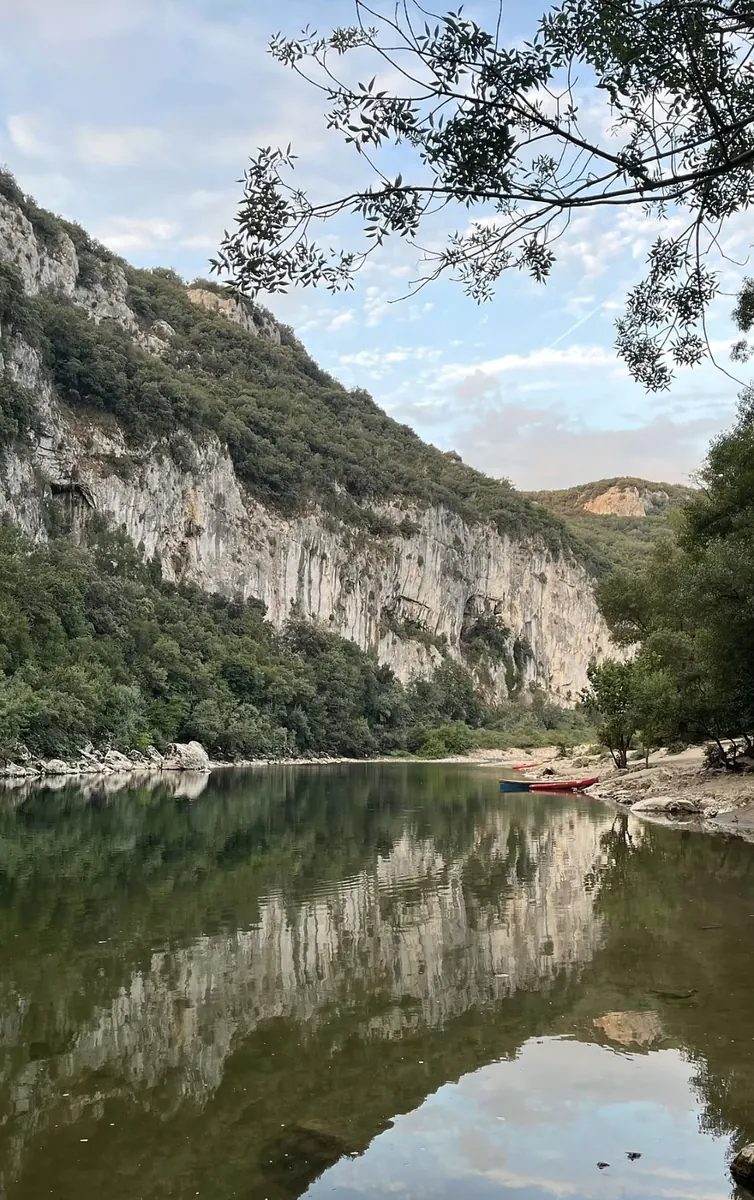 Parois rocheuses et rivière