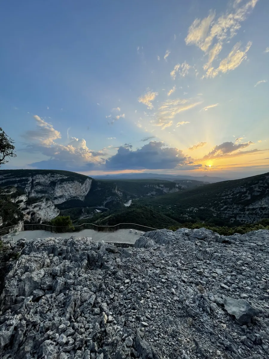 Point de vue rocheux au coucher du soleil